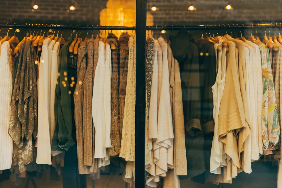 ニットや小物が並ぶセレクトショップの陳列棚